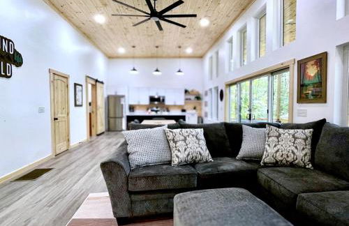 Modern Gem w/Spacious Deck, Swinging bed, Hot Tub - Foto 46