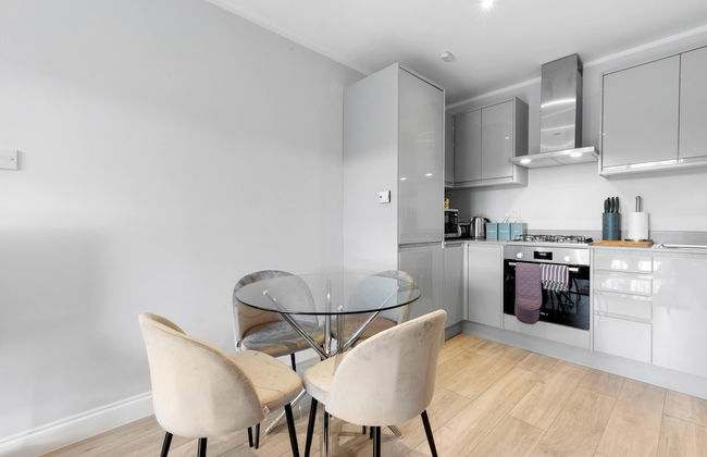 2 Bdrm Penthouse with parking Wycombe - Foto 60