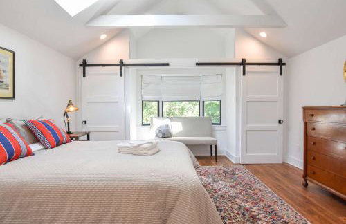 Gorgeous Renovation Walk to Water - Photo 15