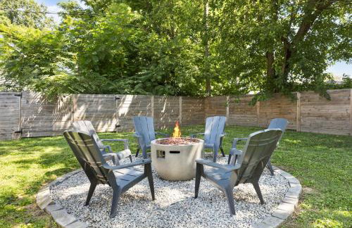 Chic 3BR Home with Fire Pit-Private Yard-Family Friendly - Foto 1