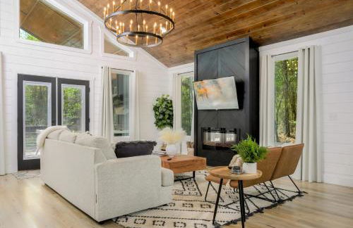 NEW Farmhouse-Chic Cabin with Hot Tub & Firepit - Foto 6