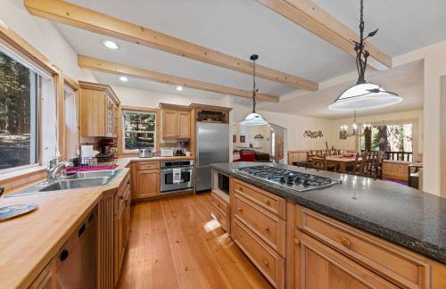 Fox Crossing at Tahoe Donner by Tahoe Getaways - 3BR Vacation Rental w Forested Views & HOA Amenities! - Foto 10