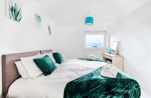 Balloch House -Spacious 3 bed house with on street parking - Photo 19