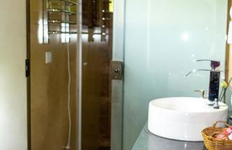 Chalé Canto do Galo 1 - Hidro da Jacuzzi, Lareira Ecológica, Cozinha Completa, Wi-Fi 80mbps, próximo a comércio local e relaxando ao som do riacho - Photo 33