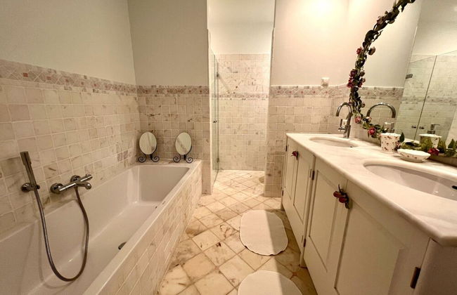 Luxury Villa With Private Pool - Photo 18