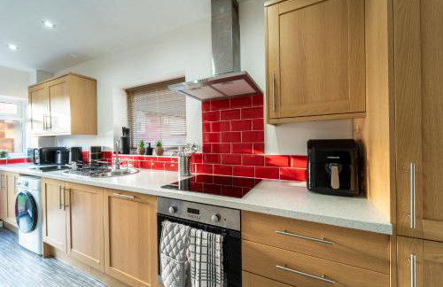 Cosy 3-Bed House With Parking, 5 Mins to QE & Uni - Photo 70