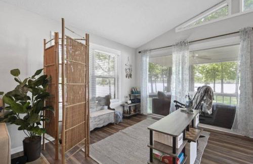 Ultimate Family Fun Lakehouse with pool and dock - Foto 8