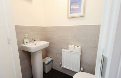Contractor 4 Bed 2 BA 5 mins to Airport & Barry With Parking - Foto 5