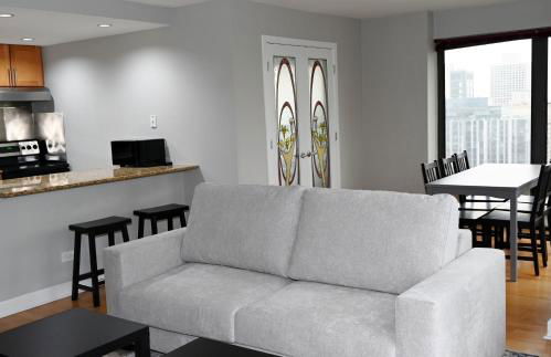 River North Magnificent Mile Condo, Lake and City Views, 43rd Floor Corner, Parking Included! - Foto 7