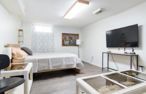 Enchanting 3BR Cottage Close to Downtown - Foto 17