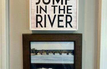 Walk Downtown & River Stylish Cozy Stay w Huge Porch - Foto 27