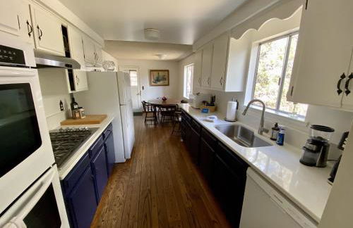 Hollinshead Haven Home with BBQ & Free Wifi - 30 days min home - Photo 2