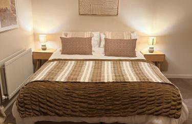 Luxury 2bed Sleeps 4 Flat Nr White Rose w Free Parking, Desks and Fast WiFi - Foto 10