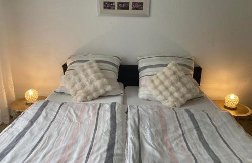 Gemütliches ganzes Apartment Küche Parkplatz Waschmaschine Kamin Terrasse Garten, Keine Ferienwohnung - Photo 1