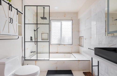 Walk to Beach! Patio, Rooftop, Yard, BBQ! Downtown Huntington - Photo 2