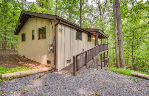 Charming Hedgesville Retreat with Deck and Fireplace! - Foto 21