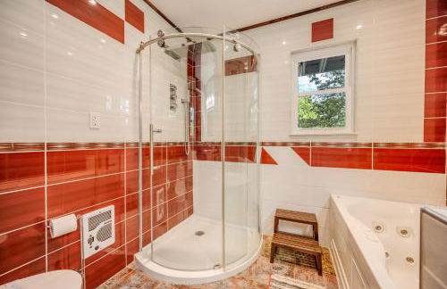 Stunning! Pocono Escape! HotTub Sauna Pool Ski Pet-Friendly Firepit Game Room Fireplace BBQ Lakes Tennis Fishing - Foto 37