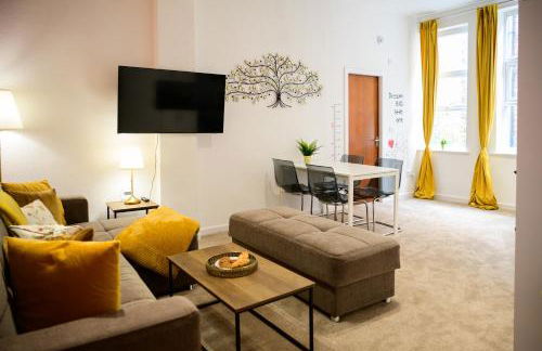 Autumn Breeze - 2BR - Sofa Bed - WiFi - Free Parking - Central - Didsbury - Photo 1