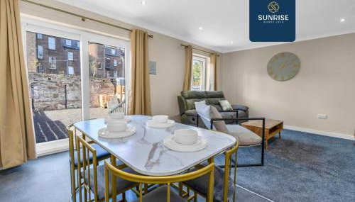 Lochee 1 - Large 4 Bedroom House with 6 Beds and 3 bathrooms, TVs in each room, Free Parking, Fully Equipped, Local Amenities, Easy Ring Road Access by SUNRISE LONG LETS and SERVICED ACCOMMODATION DUNDEE - Foto 3