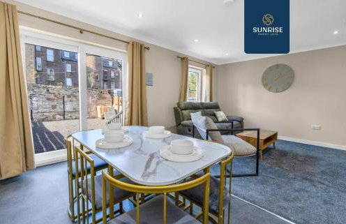 L1 - INVOICE and REDUCED PRICE only via SUNRISE SHORT LETS DUNDEE, Large 4 Bedroom House with 6 Beds and 3 bathrooms, TVs in each room, Free Parking, Fully Equipped, Local Amenities, Easy Ring Road Access, Special Rates and ONLY 9 Mins to STANNERGATE Port - Foto 4