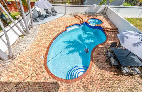 April Sale! 4 BR - Private Pool, Grill, Soaking Tub, Near Coral Gables & MIA Airport - Photo 34