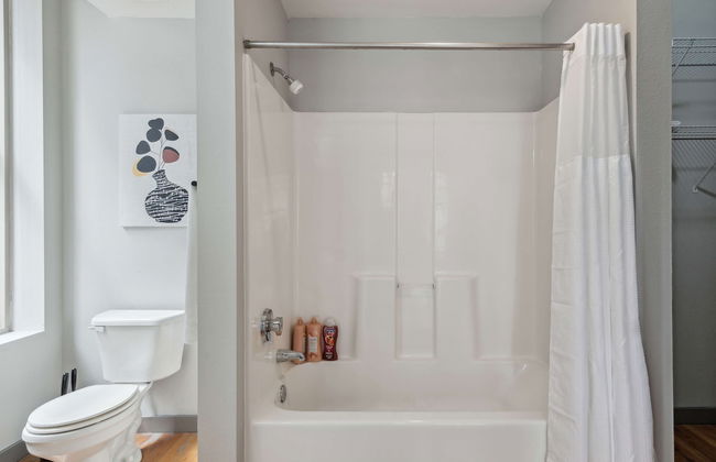 Spacious 2BR Downtown Retreat - Photo 49