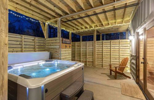 WolfCabin Lux Family Home, Fire Pit, Hot Tub, ADA ramp, ez paved rds - Foto 23