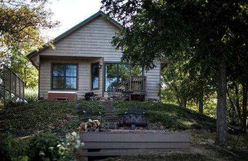 Lakefront Cozy Cabin with Hot-tub in Carbondale, Illinois - Foto 1