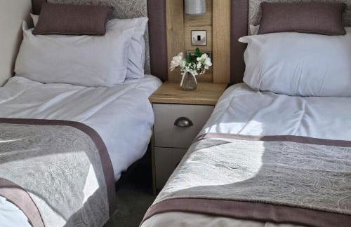 Premium Caravan - Sleeps 6 - Parking - Pool - Foto 13