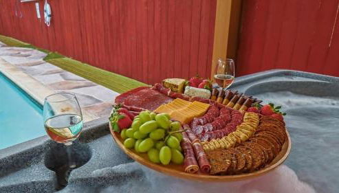 Serene 5BR 2BA Winter Home with Hot Tub & Fire Pit - Foto 4