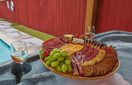 Serene 5BR 2BA Winter Home with Hot Tub & Fire Pit - Foto 4