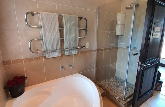 Or Tambo Airport Holiday Home - Photo 25