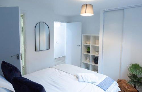 Spacious City Centre Apartment with Balcony - Foto 9