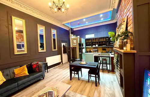 AdeamStays provides Beautiful centrally located 1 and 2 bed apartments on Liverpools Boulevard - Foto 44