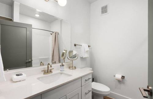 Exclusive 1BR Luxe Haven in Ideal Spot - Photo 11