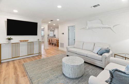 Mins to Casino & Beach Fire Pit Large Yard Decks - Foto 6