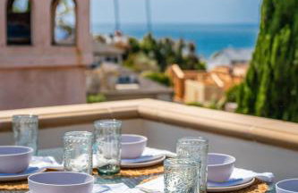 Mediterranean Beauty with Rooftop Deck and Views - Foto 11