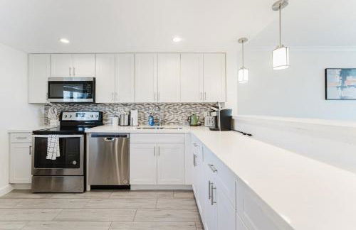 Modern Two Bedroom Suite with 2 King Beds Pool and Steps from the Beach - Foto 14