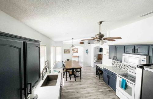 PRIVATE VIEW ON THE LAKE SIDE OF 95! Sleeps 16 - Foto 25