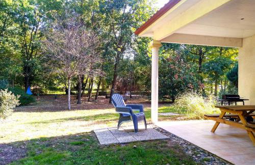 Le Parc Jean Édouard - Spa avec jacuzzi privé - Superbe villa 4 chambres - 9 couchages - 6 lits - Poêle - Parking - Climatisation réversible- Terrasse ombragée et grand jardin - Foto 17