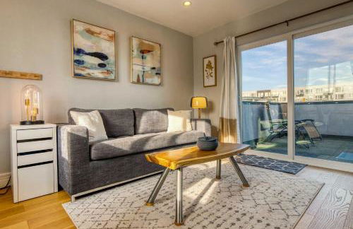 Walk to Empower Field Townhome with Hot Tub! - Foto 9