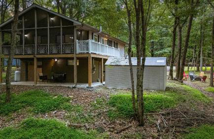 Frolic on Fern by Avantstay Enclosed Deck w/ Forest Views, Bar - Foto 82