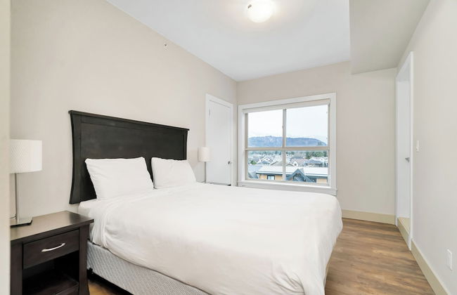 3BR Lakeside Penthouse Retreat - Photo 5