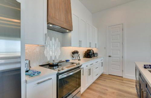 Ocean Views, Steps to Sand! Coastal Galveston Gem - Foto 12