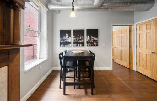 City Escape 2BR Steps to TQL near OTR and Downtown - Foto 15