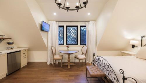 New Tudor Cottage one block from Chico State and downtown with private garage - Foto 2