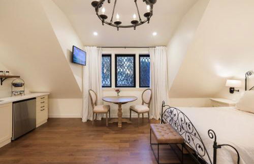 New Tudor Cottage one block from Chico State and downtown with private garage - Foto 2