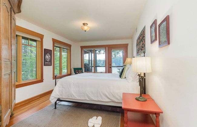 Goss Lake Chalet by Avantstay Lakefront w/ Dock - Photo 24