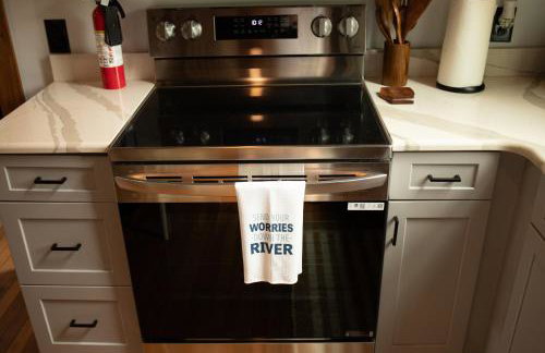 Bell Tower Suite Private Riverfront Stay Near Charleston WV - Foto 17