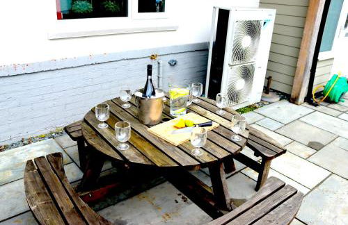 Luxury Pamper Home Hot Tub & Sauna Ladies Retreat - Photo 42